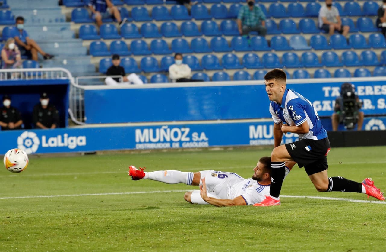 Real Madrid debuta con victoria sobre el Alavés en esta temporada de LaLiga. Con doblete de Karim Benzemá, gol de Nacho Fernández y Vinicius Junior, el club merengue suma sus tres primeros puntos en la tabla. Gareth Bale está de regreso.