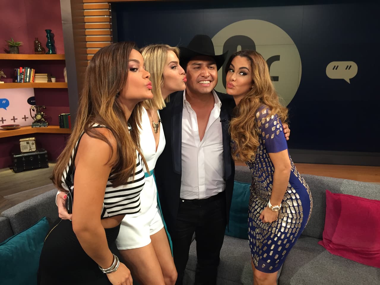 Julión súper feliz al lado de las bellezas de El Gordo y La Flaca.