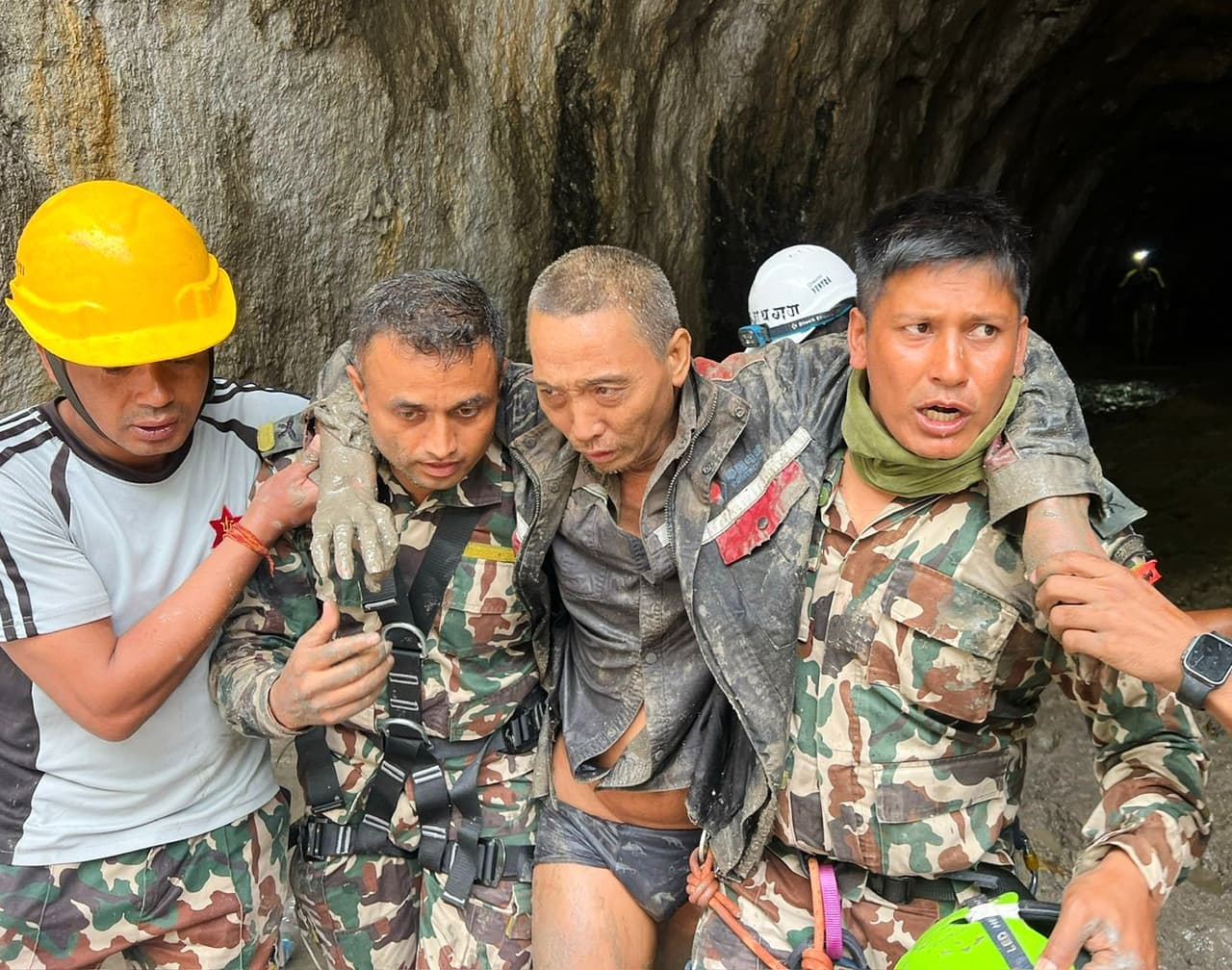 Rescatan con vida a dos personas de entre los escombros 10 días después de las inundaciones en Nepal