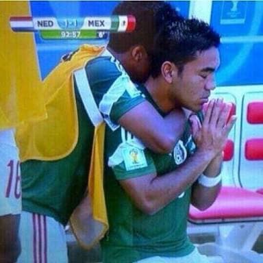 En el partido de octavos de final ante Holanda, Fabián se quedó en el banco de suplentes, pero se recuerda su suplica y sufrimiento en el famoso #NoEraPenal desde la banca.