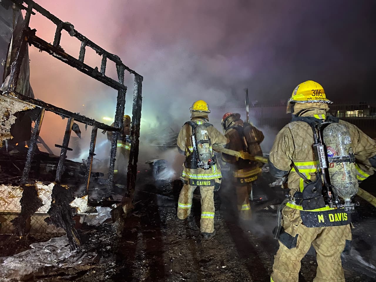 Dos personas pudieron salir de las casas móviles, pero resultaron heridas.
<br>