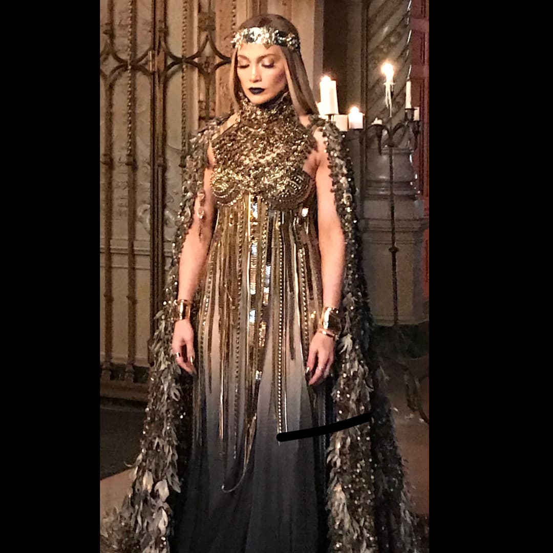 El video está plagado de ritmos y coreografías al estilo Bollywood, como cuando Jennifer López aparece a la manera de la diosa Kali. Además muestran a la cantante como una reina al frente de una corte netamente femenina.