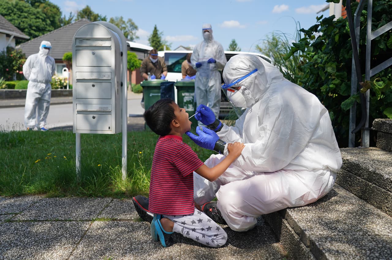 <b>Alemania.</b> Luego de un aparente control de la pandemia, más de 1,500 personas han dado positivo en un matadero al oeste del país. Las autoridades locales impusieron una nueva cuarentena para intentar frenar el rebrote.
<br>