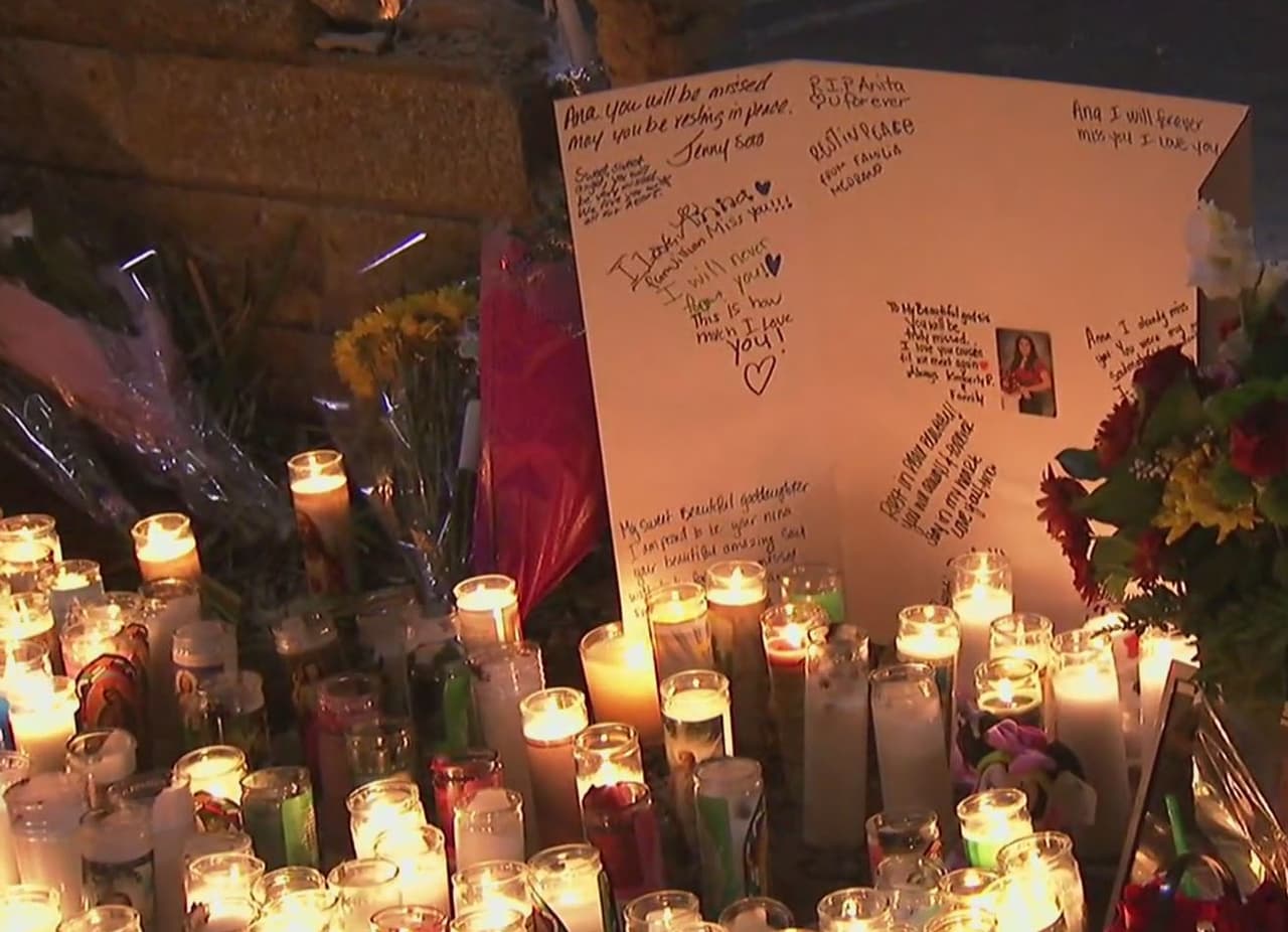 Velas, flores y mensajes de condolencia marcan el sitio donde fallecieron los tres jóvenes.