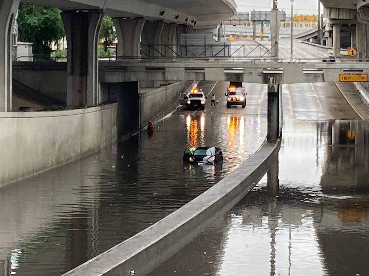 Solo se necesitan 6 pulgadas de agua en movimiento para derribarlo.