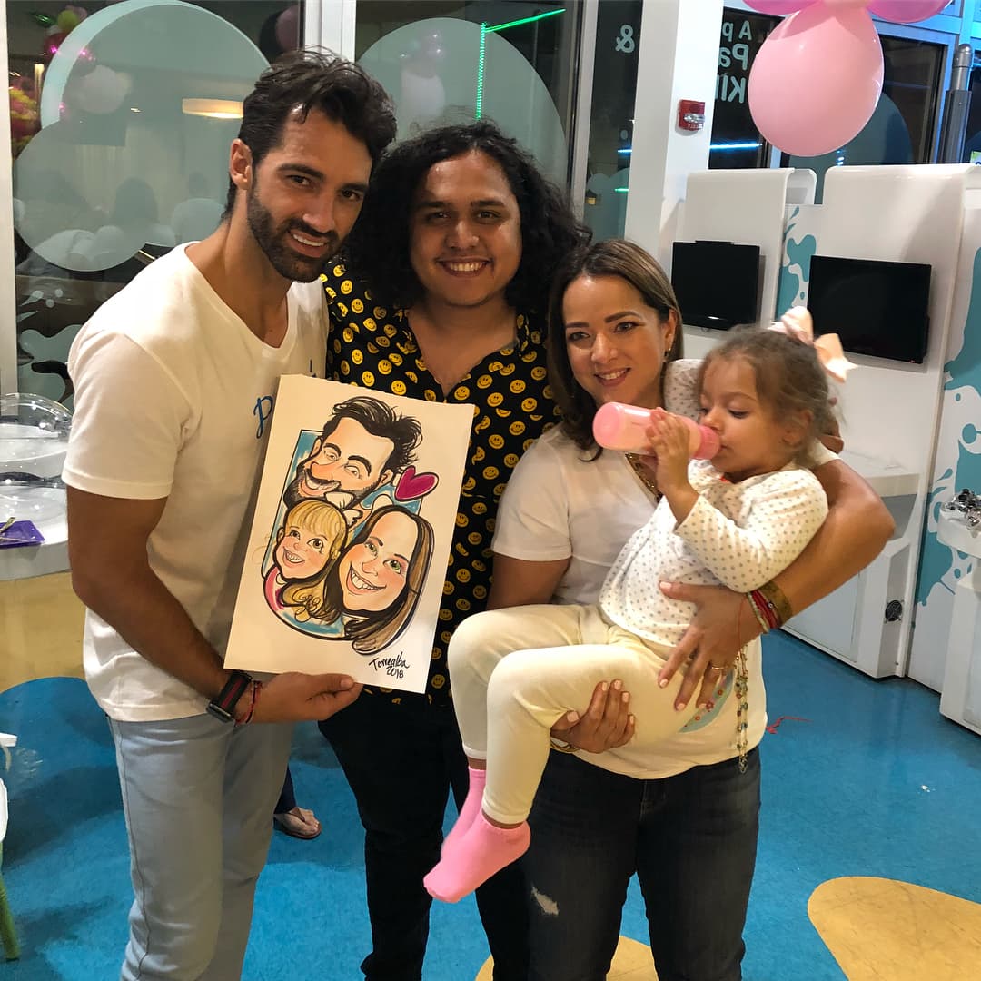 Un caricaturista le hizo a la familia e invitados imágenes para el recuerdo.