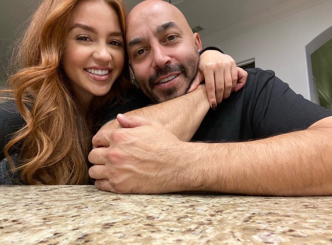 Lupillo tampoco está mal en el aspecto amoroso, ya que también se ha dejado ver muy enamorado de su actual pareja, Giselle Soto.