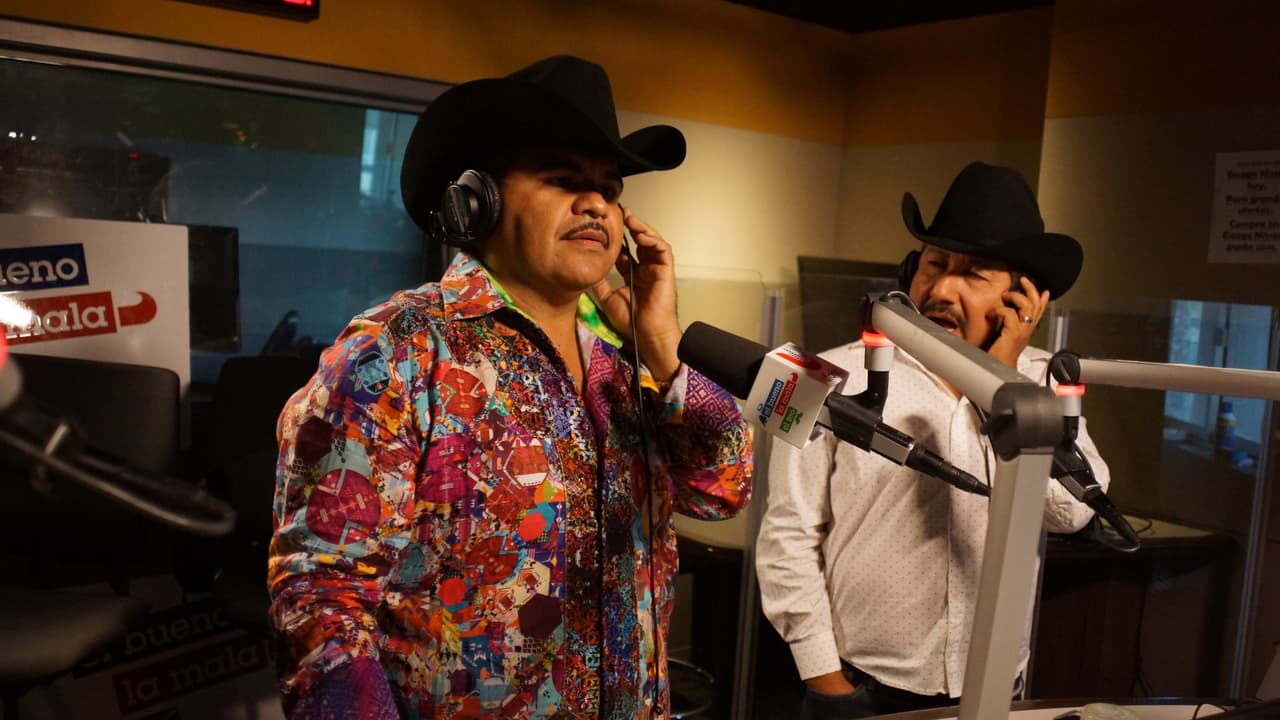 Chuy Lizarraga estreno su canción 'Casada o no' al lado de 'El Bueno, La Mala y El Feo'.