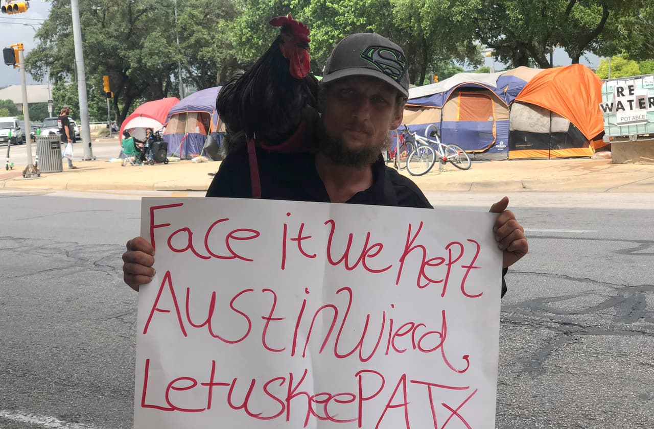 "Quiero vivir libre": Indigente con gallina por mascota protesta por la prohibición de acampar