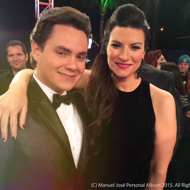 Aunque la seguridad del lugar les negó el acceso, e incluso implementó un dispositivo con apoyo canino, los representantes legales de la colombiana colocaron el emplazamiento de orden judicial en la puerta.