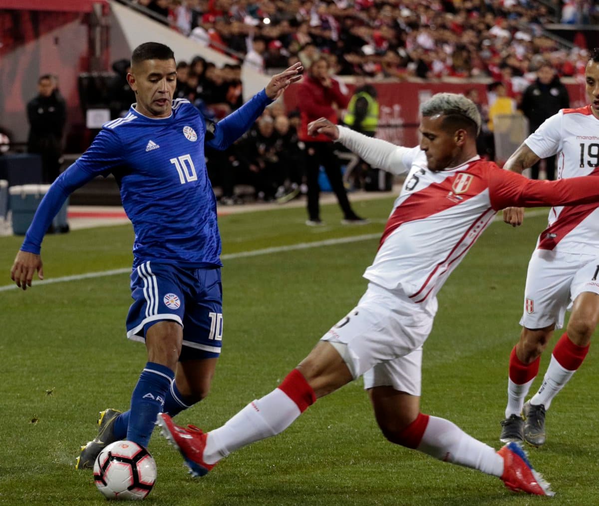 Derlis González (izquierda) no pudo dejar en posición clara de gol a Miguel Almirón y por eso Paraguay no pudo anotar.