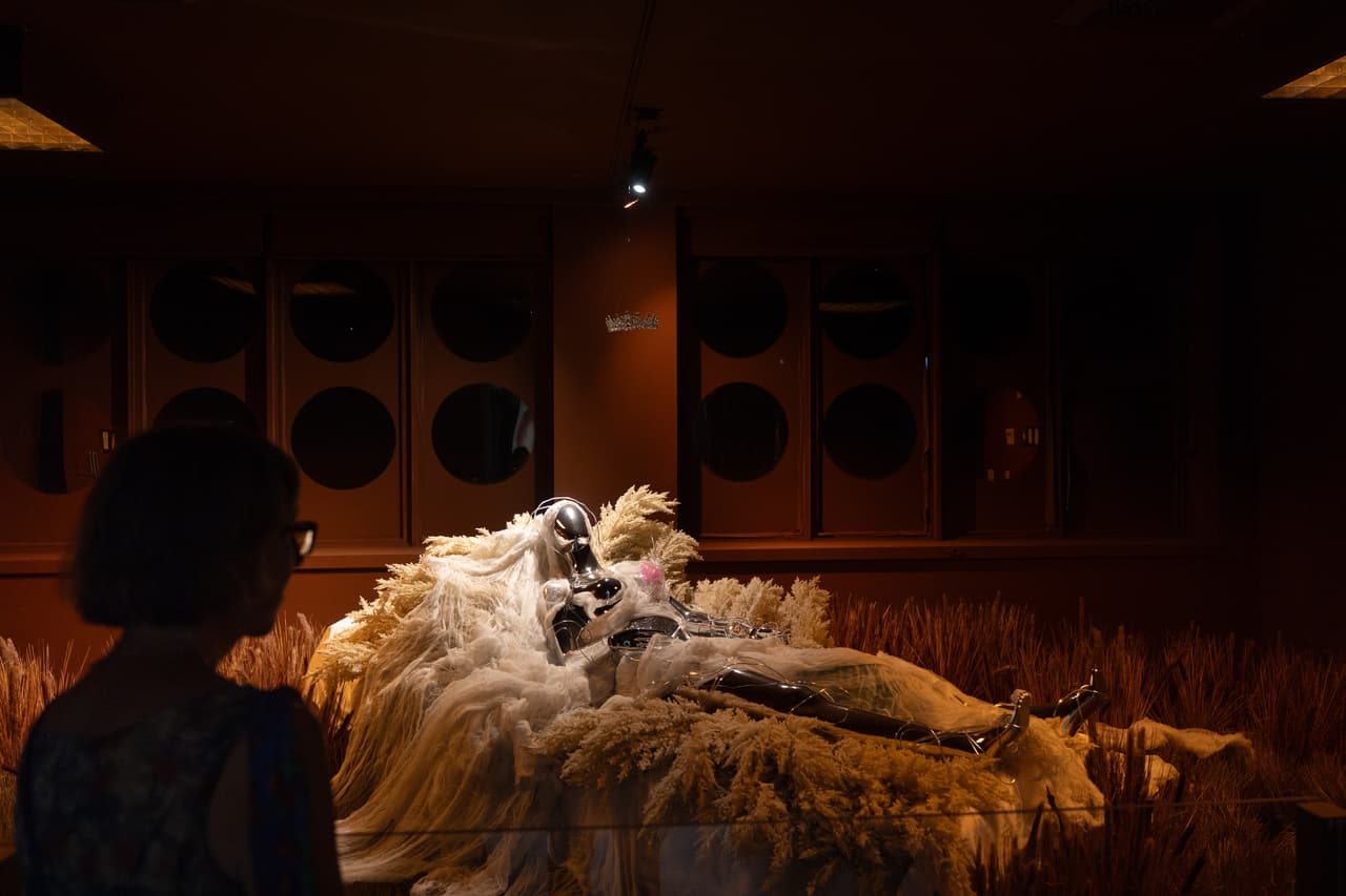Un visitante observa una instalación de Oshri Elmorich y Krisia KIKI Powell durante la exposición "Hospital de las Emociones" en un antiguo edificio hospitalario de Los Ángeles, el miércoles 22 de julio de 2026. (Foto AP/Jae C. Hong)