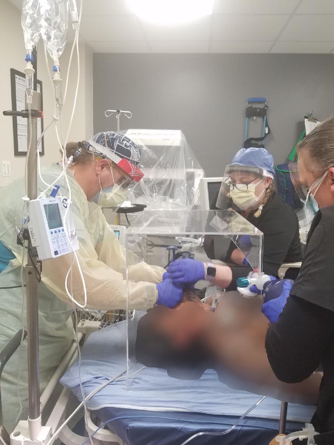 Intubando a un paciente con coronavirus.