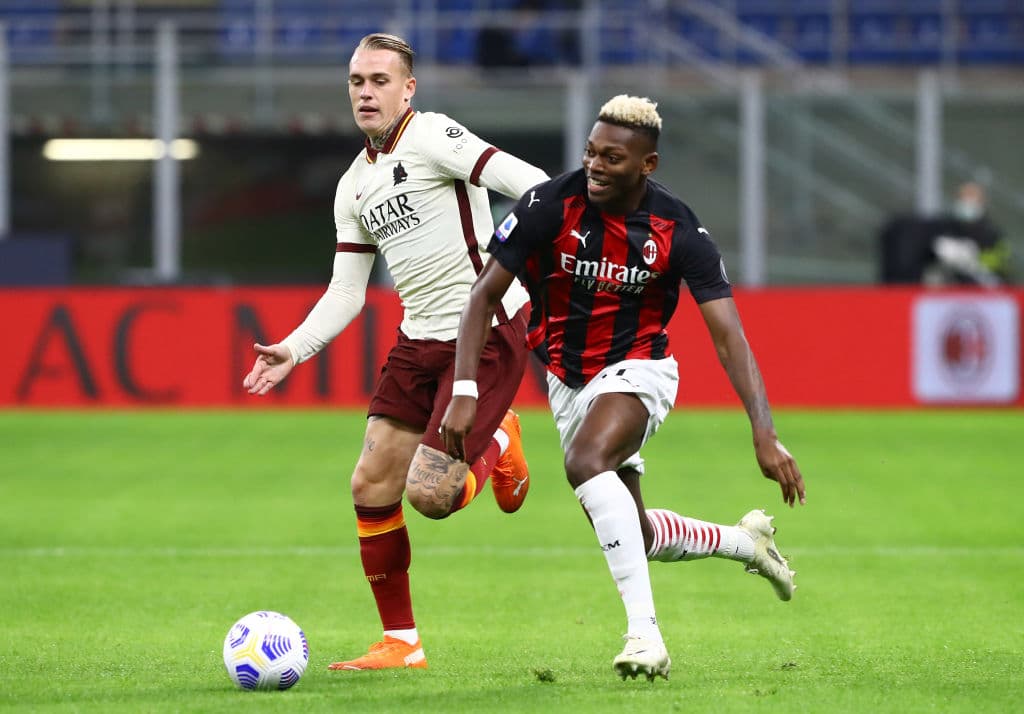 Partido intenso en la Serie A, pues Milán y Roma empatan con tres goles. Zlatan Ibrahimovic abrió el marcador, marca doblete y suma 58 goles con su equipo, Dzeko, Veretout y Kumbulla anotan goles para la Roma, mientras que para los ‘Rossoneri’, Saelemaekers sumó al marcador para cerrar la quinta jornada.