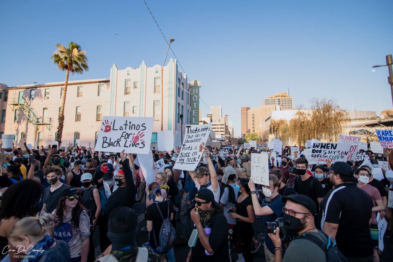 "Los estamos escuchando", dijo la jefe del Departamento de Policía de Phoenix, Jeri Williams y agregó "Si salir a 106 ° F con todos ustedes significa que vamos a trabajar juntos, vamos a trabajar juntos".