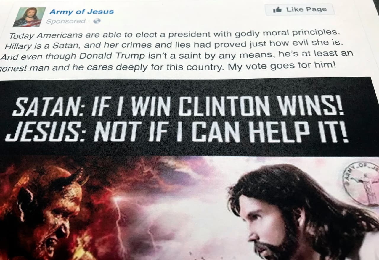 El grupo
<i>Army of Jesus</i> (Ejército de Jesús, en español), pagó para publicar contenido que involucraba el nombre de
<b><a href="https://www.univision.com/temas/hillary-clinton" target="_blank">Hillary Clinton</a></b> con temas religiosos y polémicos. Aquí se ve un diálogo en el que 'Satán' dice que "si gana Clinton, él gana".