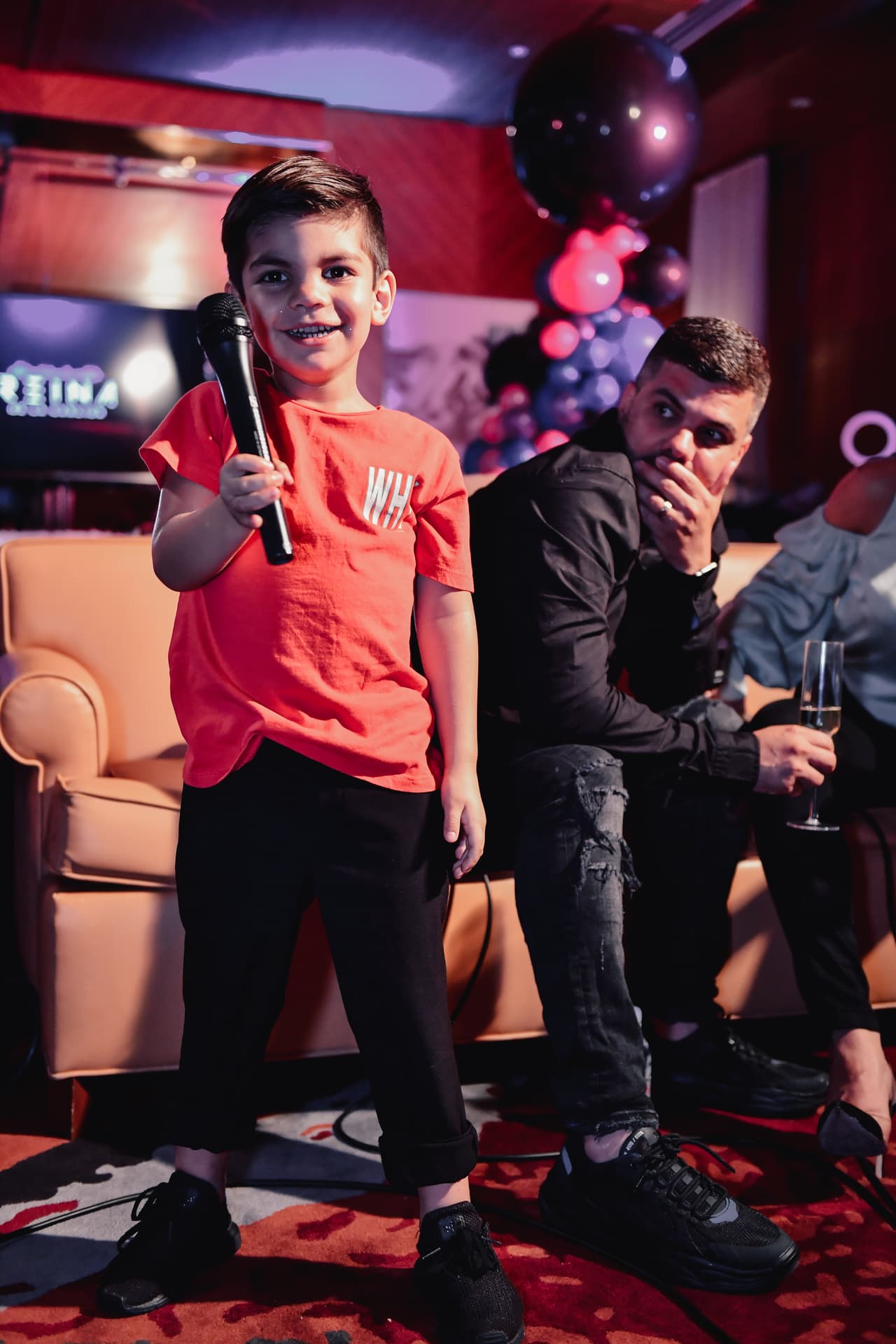 Matteo demostró que podría seguir los pasos de su famosa mami, pues no le intimida tomar el micrófono y posar ante la cámara.