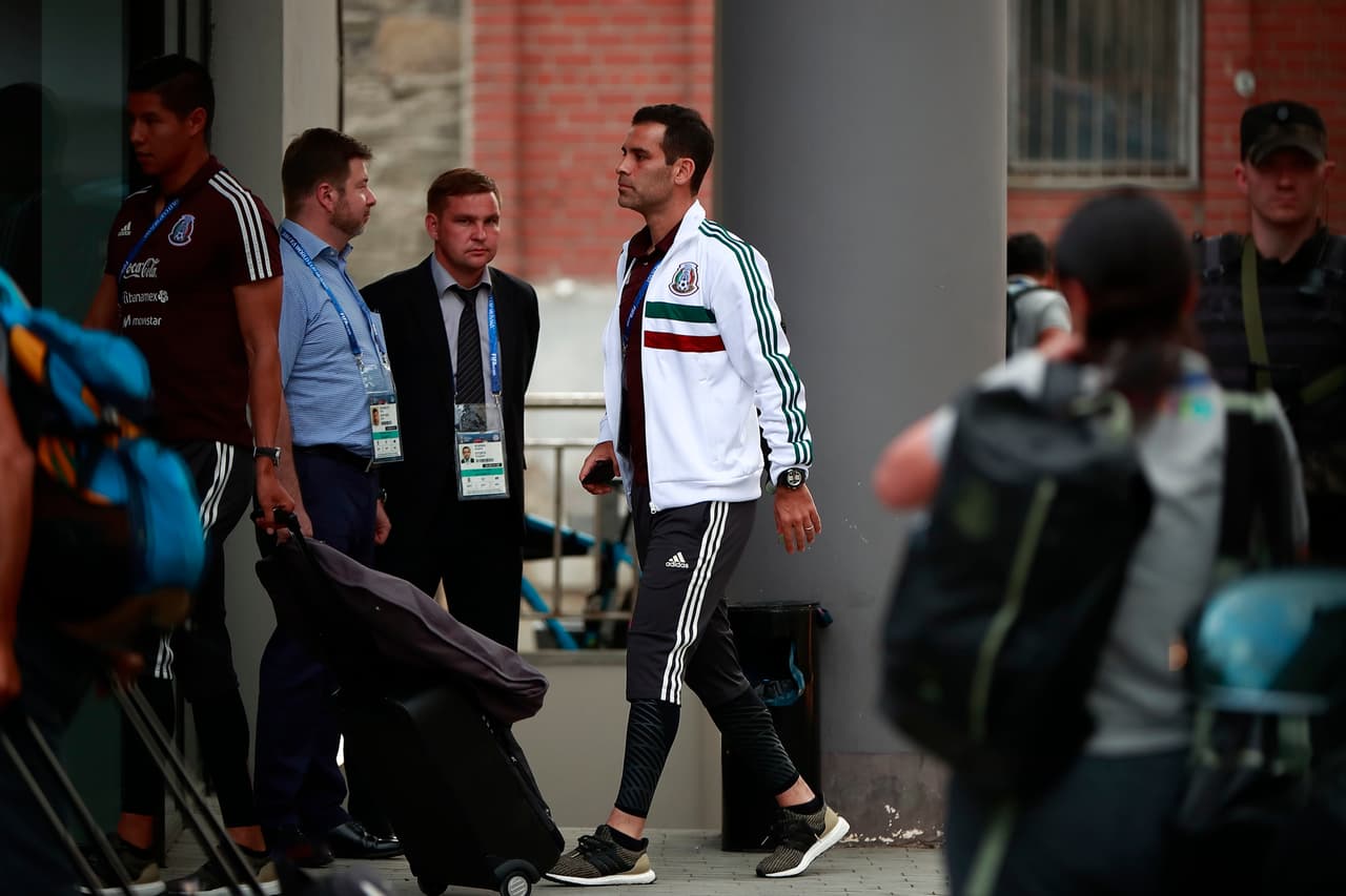 EKA101. EKATERIMBURGO (RUSIA), 25/06/2018.- El mexicano Rafael Márquez (c) llega a un hotel hoy, lunes 25 de junio de 2018, en la ciudad de Ekaterimburgo (Rusia). México enfrentará a Suecia durante la Copa Mundial de la FIFA Rusia 2018 este 27 de junio en el Ekaterimburgo Arena. EFE/José Méndez