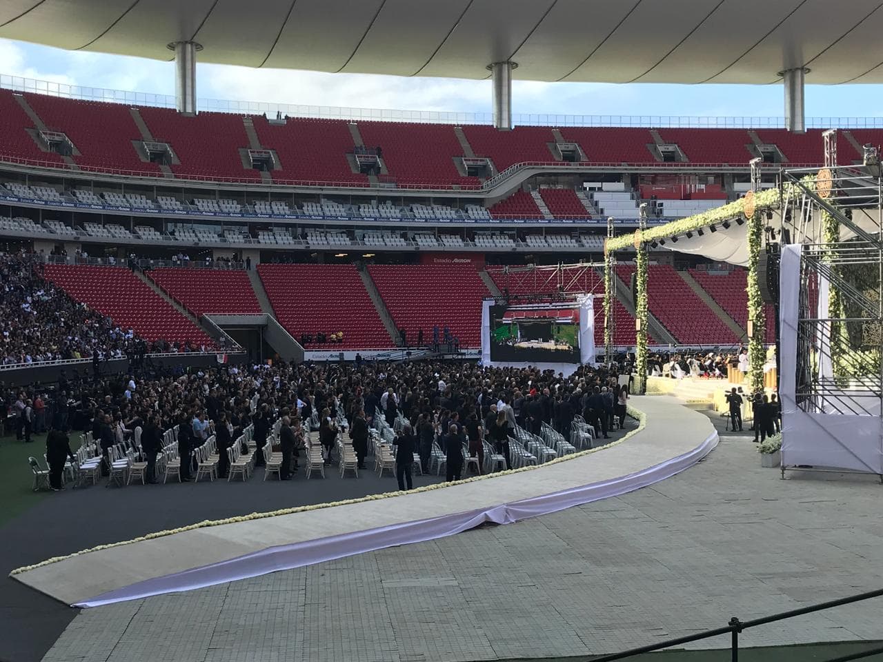 Jugadores, directivos, familia y amigos se reunen en el Estadio Akron para darle un último adiós a Jorge Vergara.