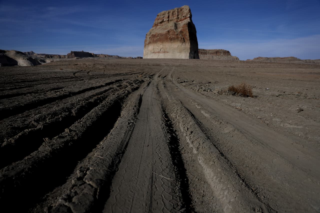 En tanto, en ciertas zonas de Lake Powell se aprecian incluso huellas de neumáticos o pies.