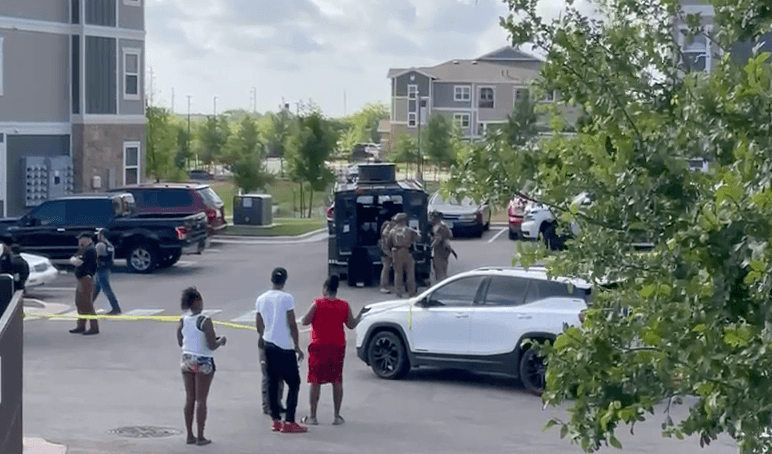 Tres personas involucradas en una serie de robos en el área de Austin fueron arrestados en horas de la mañana.
<br>
