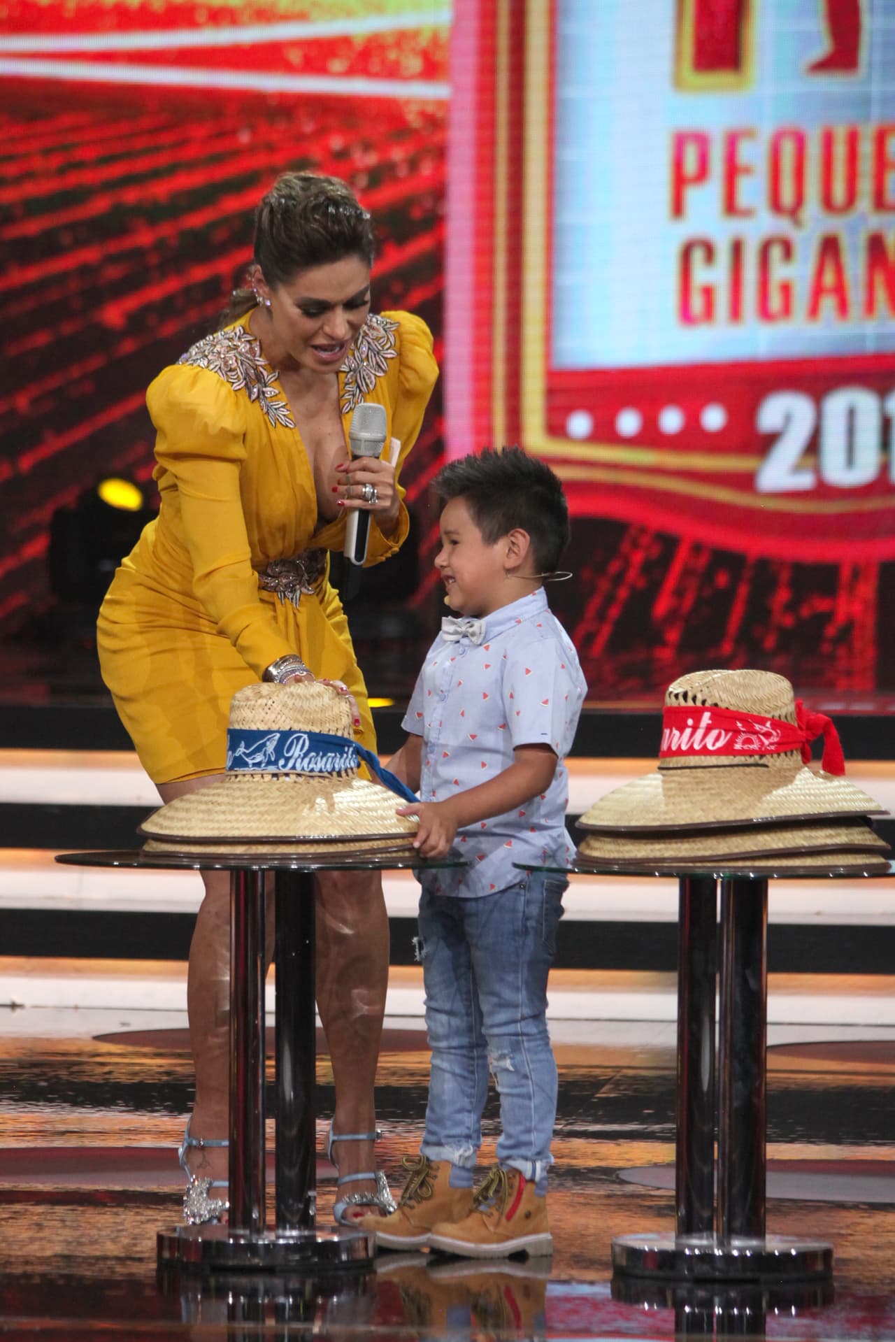 En las imágenes pudimos ver a Giovani invitando a la gente a comprar: "Pásele, pásele. ¿No necesita algo de nosotros? Pásele, pásele. Ropa, zapatos, véala", gritaba entre el gentío. El niño logró que una mujer se acercara, le enseñó cómo se usaba una plancha para el pelo y cuando la señora le pidió que él la alaciara, él le dijo: "No, mejor usted". Tras su primera venta, se persignó.