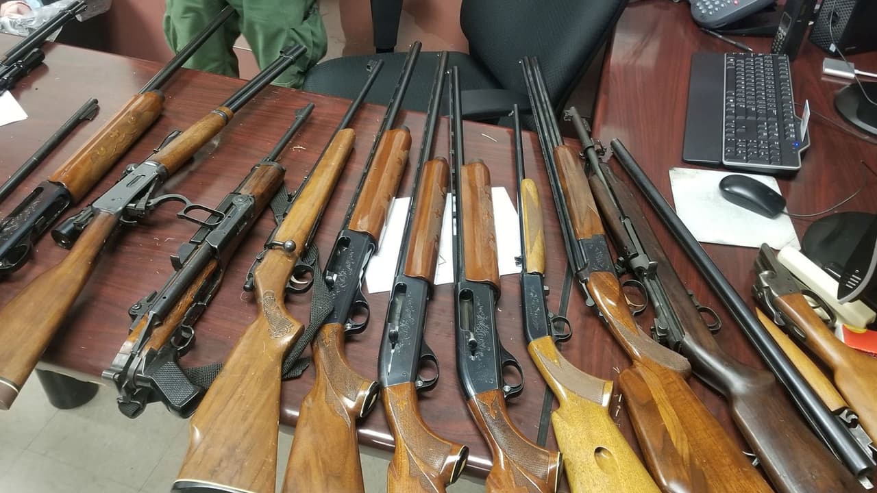 Agentes fronterizos de la estación de Carrizo Springs recibieron una denuncia ciudadana sobre un supuesto inmigrante indocumentado que cargaba bolsas grandes cerca de un rancho. Al llegar al lugar, los uniformados encontraron dos morrales que contenían 17 armas de fuego con municiones. El incidente ocurrió el 25 de enero.