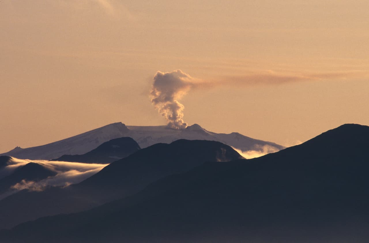 <b>9 -Volcán Makushin, Alaska.</b> Está cubierto de hielo y aunque a simple vista parece una montaña nevada es un volcán activo. Ocupa buena parte del territorio de la isla de Unalaska, en Alaska. Con una altura de más de 6,000 pies es el pico más alto de la isla. En su cima tiene un lago de un color azul cerúleo que se ha inmortalizado en fotos. Su última erupción fue en 1995.
