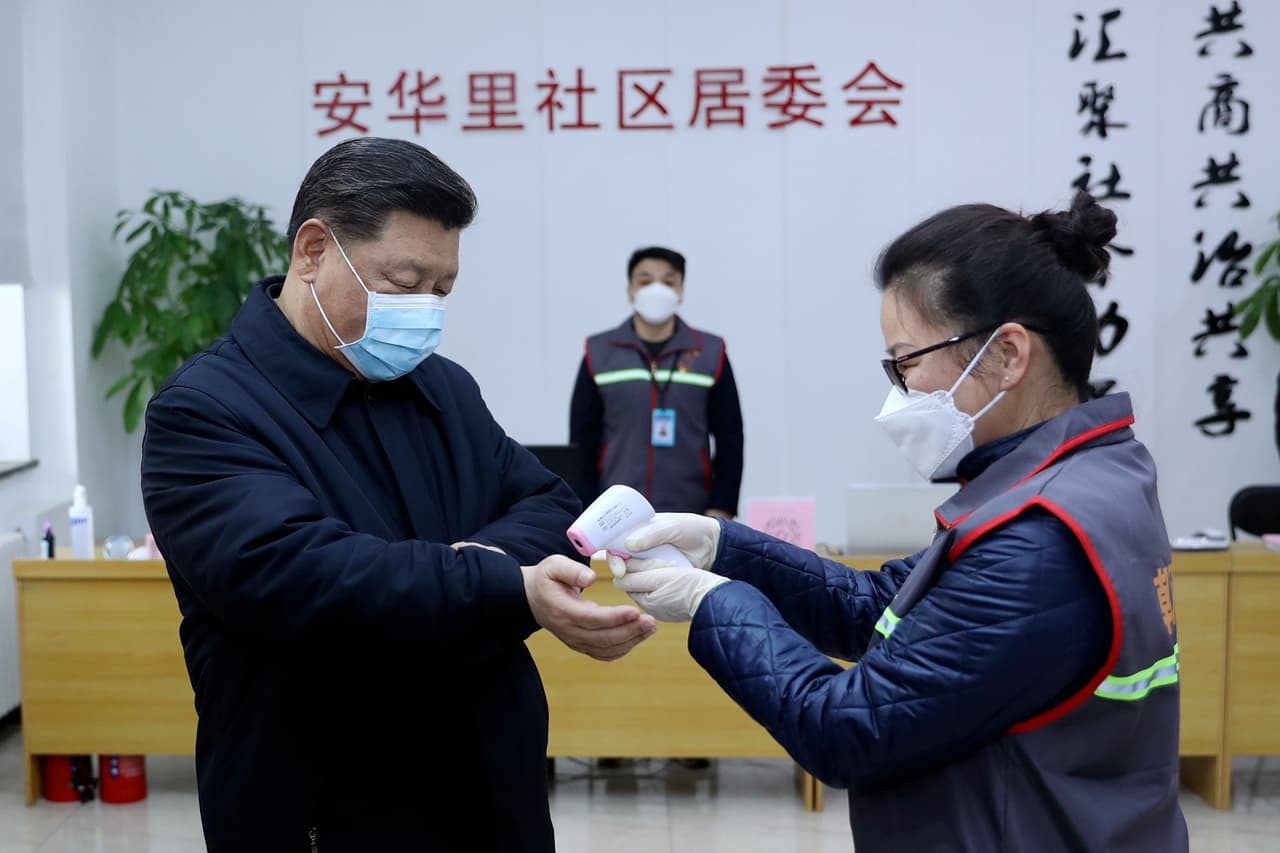 En esta imagen divulgada por la agencia estatal china Xinhua, el presidente Xi Jinping se realiza una toma de temperatura en un centro sanitario en Pekín el 10 de febrero de 2020.
