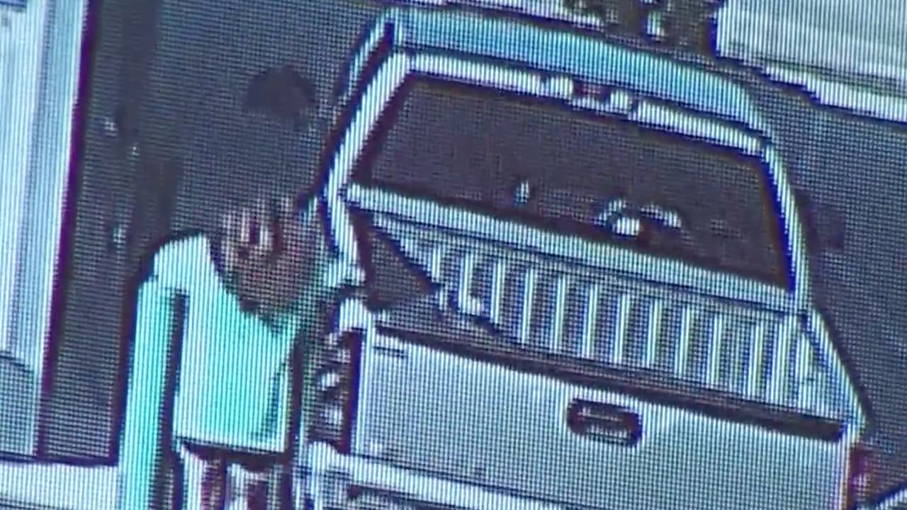 El video muestra a la mujer que corre detrás del vehículo.