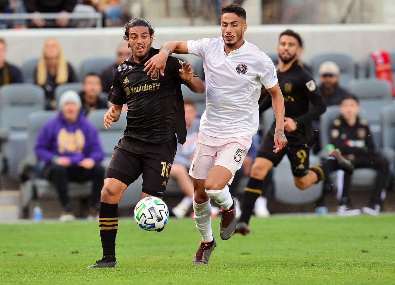 Nicolas Figal persigue a Carlos Vela, el mexicano avanza pero es derribado por el defensor del Inter Miami.