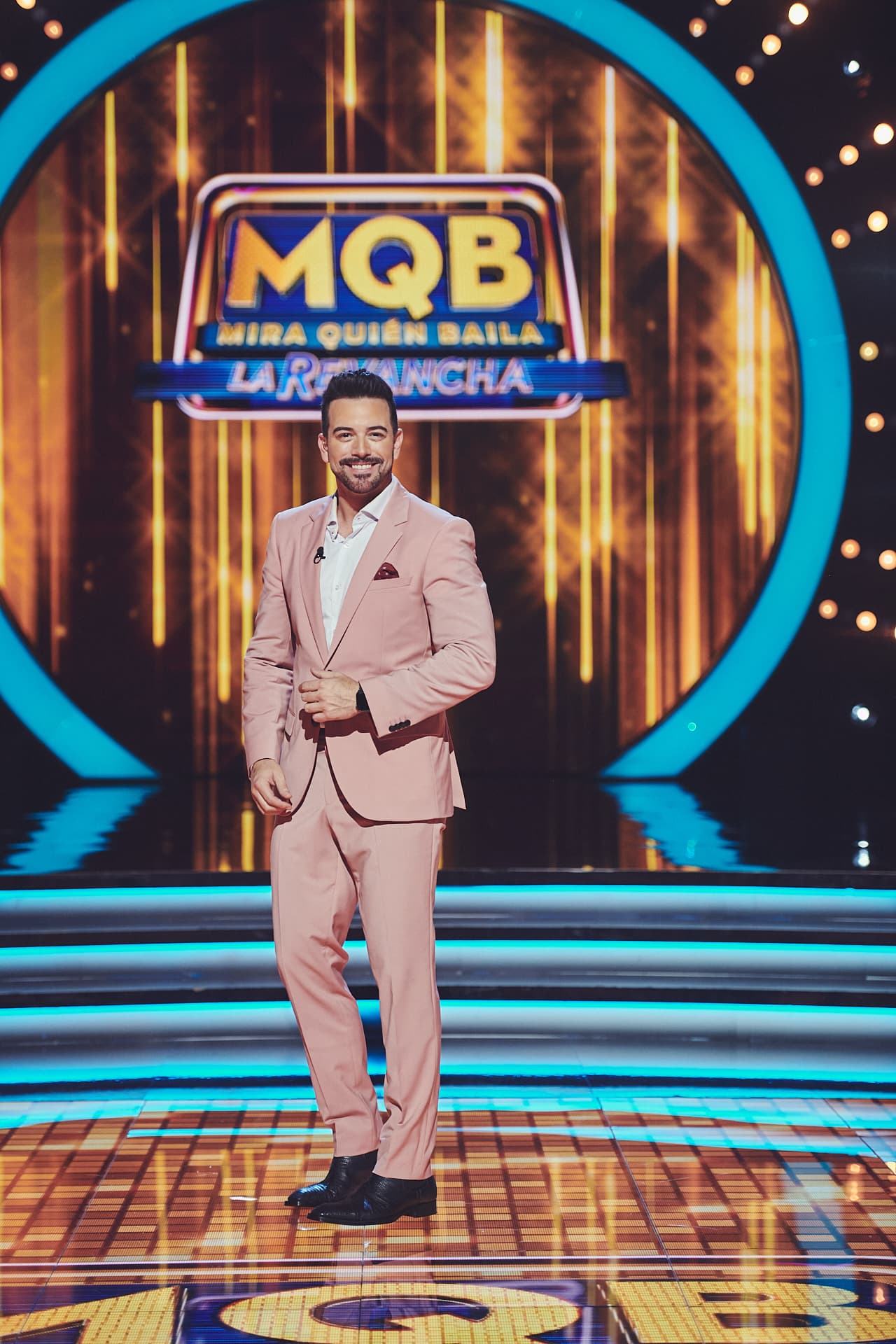 Mane de la Parra usó un traje color salmón que resaltaba su tono de piel.