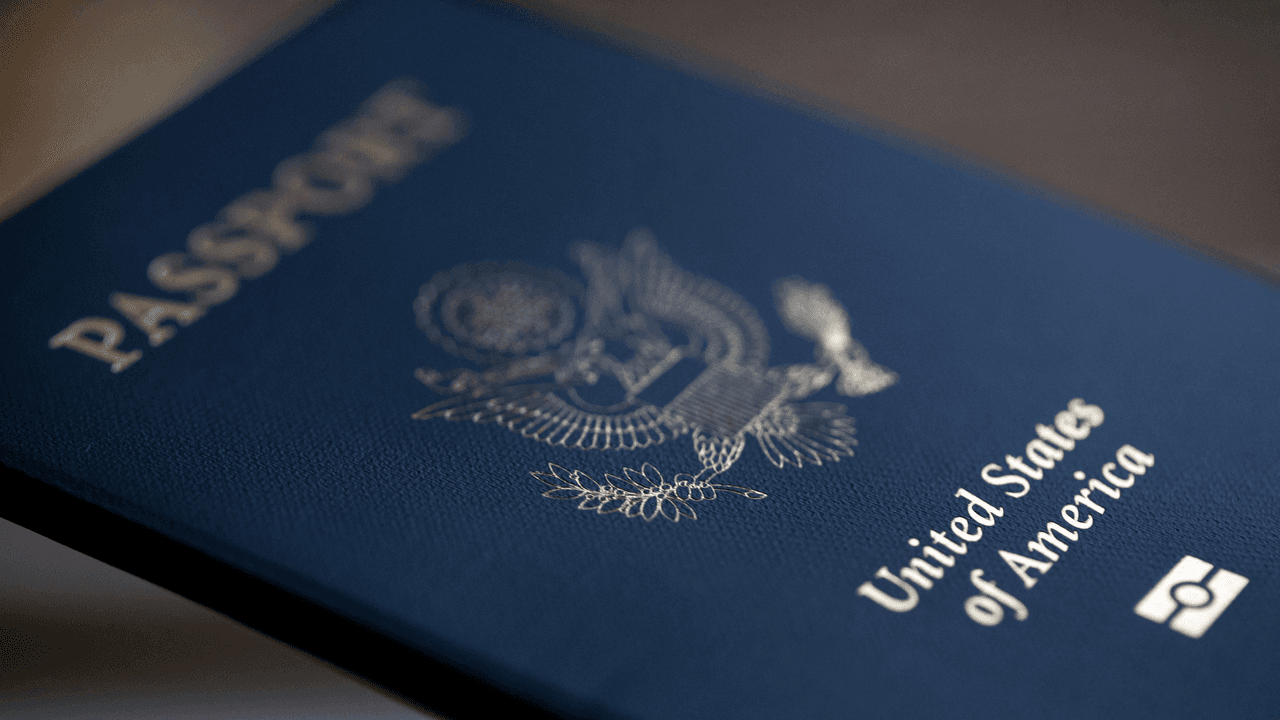<h2 class="cms-H2-H2"><b>Si ya has tenido un pasaporte</b></h2>
<br>En caso de que estés renovando y seas adulto (o tengas más de 16 años), puedes solicitar tu pasaporte por correo postal, a través de USPS. Para ello, vas a necesitar: llenar el formulario DS-82, presentar tu pasaporte más reciente, dar una foto y enviar un cheque o money order con el costo.
<br>
<br>Si quieres un pasaporte en libro, este cuesta $130; la tarjeta de pasaporte tiene un costo de $30. Si quieres ambos, puedes solicitarlos por un costo de $160.
<a href="https://travel.state.gov/content/travel/en/passports/have-passport/renew.html " target="_blank">Conoce aquí los detalles de cómo enviarlos.</a>