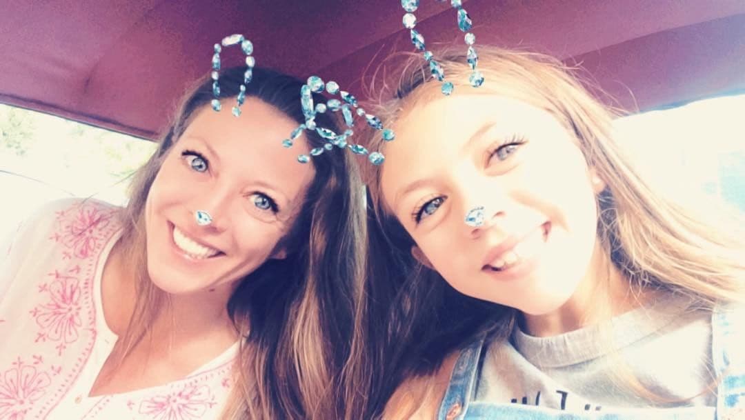 "Me ha ido muy bien y fue porque desde muy pequeña yo empecé a tratar con ella visualizando la adolescencia, creando una comunicación entre nosotras, confianza y ser yo más cómplice que una madre que la esté guardando todo el tiempo, regalando, entonces la llevamos muy bien".
<br>