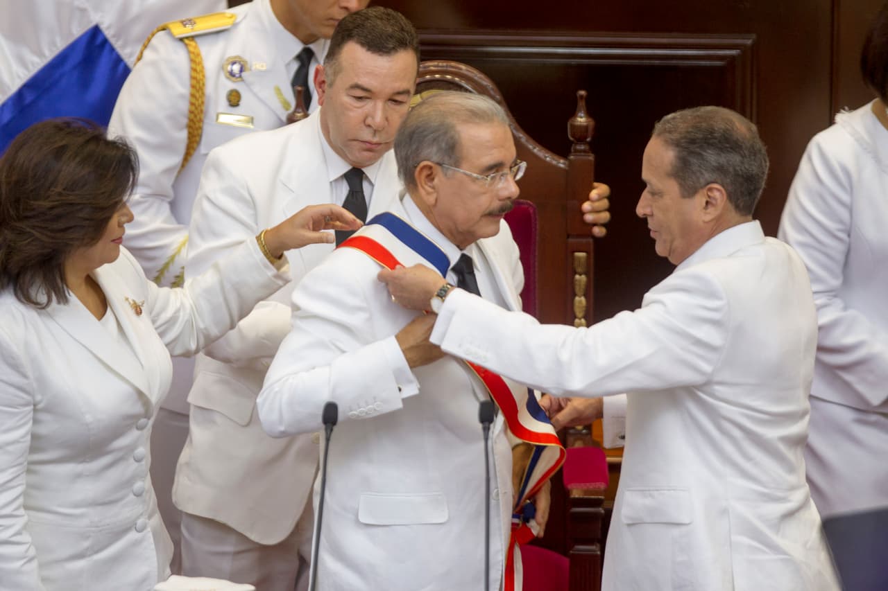 El presidente del Partido de la Liberación Dominicana (PLD), Reinaldo Pared, colocó a Medina la banda presidencial.