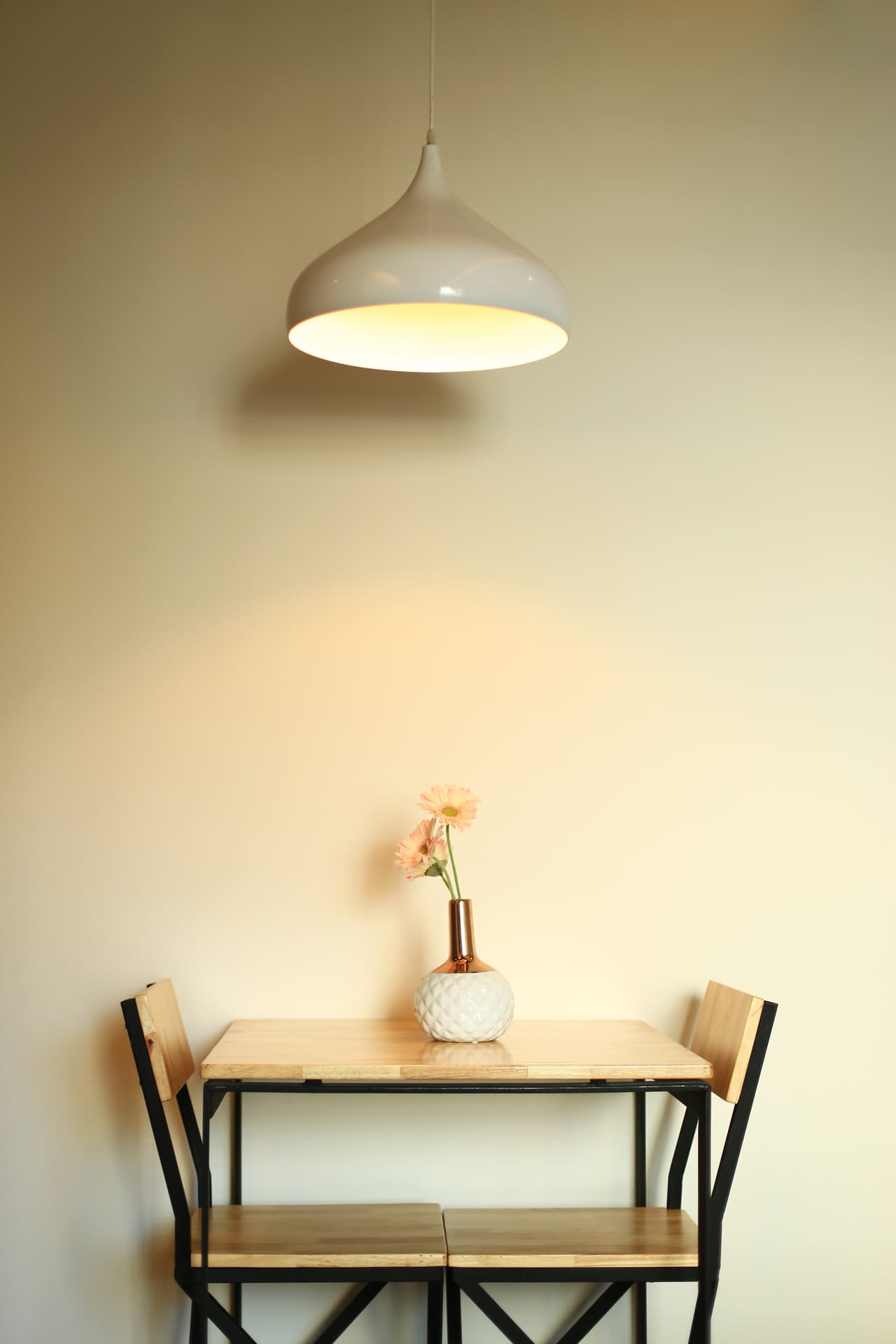 Aquí otra buena opción, mesas y sillas tan delgadas que prácticamente no notarás que están ahí.