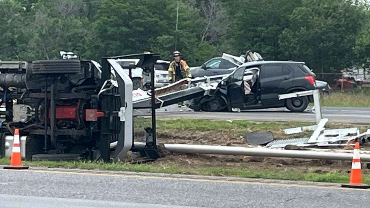 Una mujer queda prensada al caerle una grúa encima al vehículo que conducía