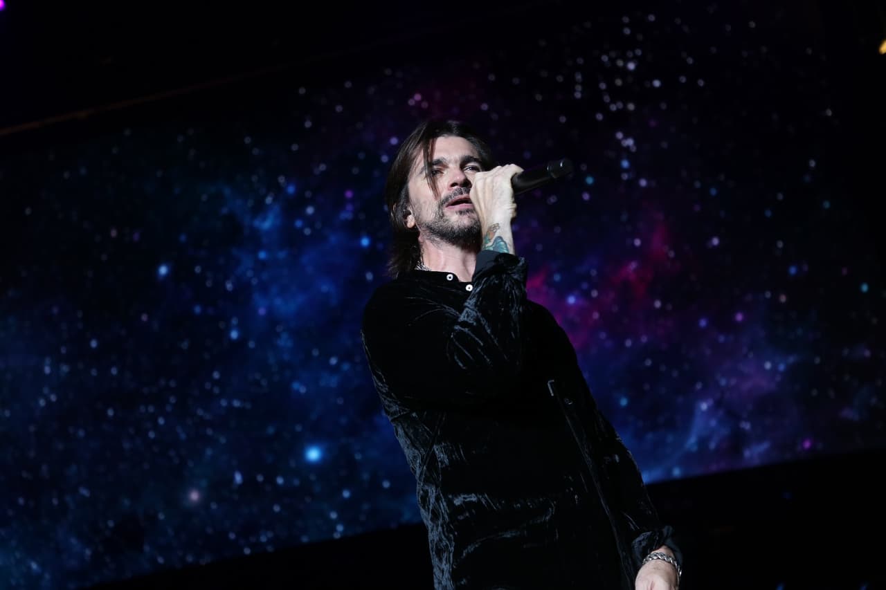 Poco antes,
<b>Juanes</b> había subido al escenario para recibir otro gran homenaje.