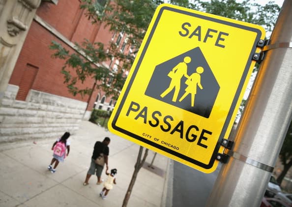 Lo que madres de Chicago están haciendo para garantizar la seguridad de sus hijos camino a la escuela