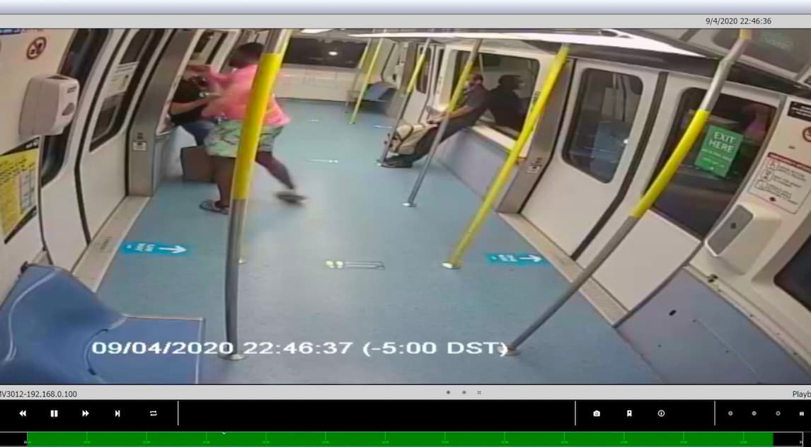 Revelan video de hombre que atacó a una mujer en el Metromover agrediendo a otras dos personas