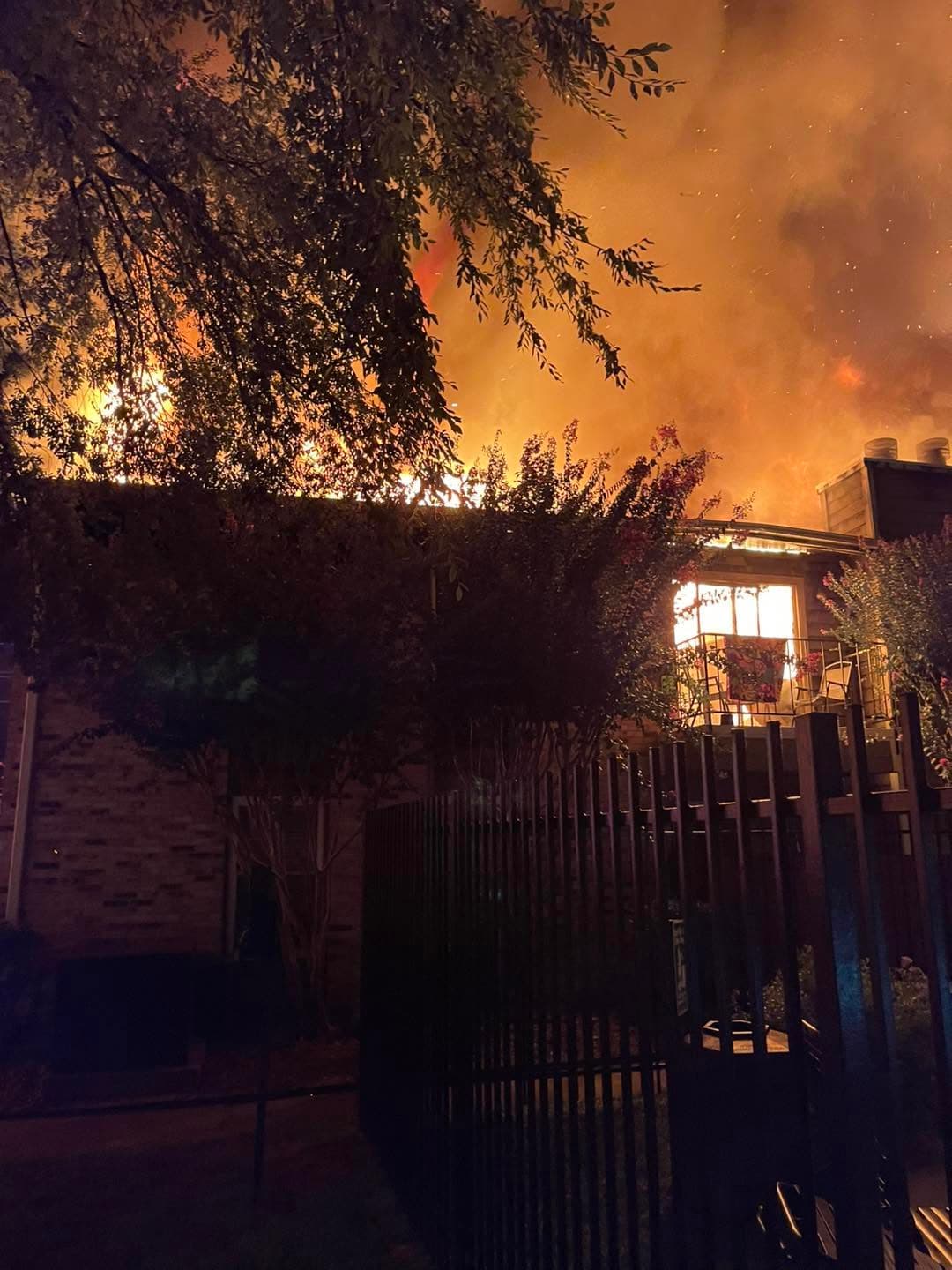 Antes del arribo de bomberos
<b>, agentes del sheriff detectaron humo mientras atendían otro servicio y activaron la alerta.</b>