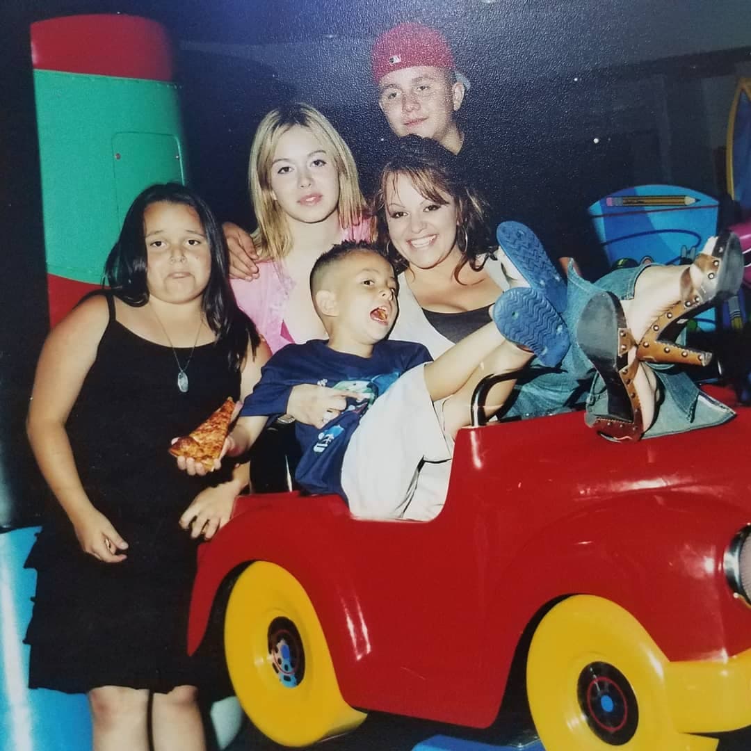 <b>Jenni Rivera se convirtió en madre a los 15 años </b>y siempre se preocupó para que a sus hijos no les faltara nada. Además siguió pendiente de su hermanita, sobre todo al enterarse de que Rosie fue agredida sexualmente por su ex marido, Trinidad Marín.