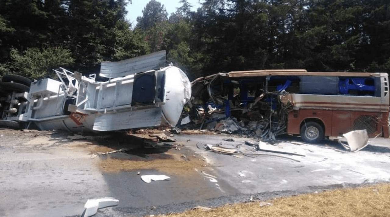 Los músicos transitaban en el kilómetro 58 de la carretera Salvador Escalante – Ario de Rosales, en Michoacán, cuando chocaron con un camión cisterna.