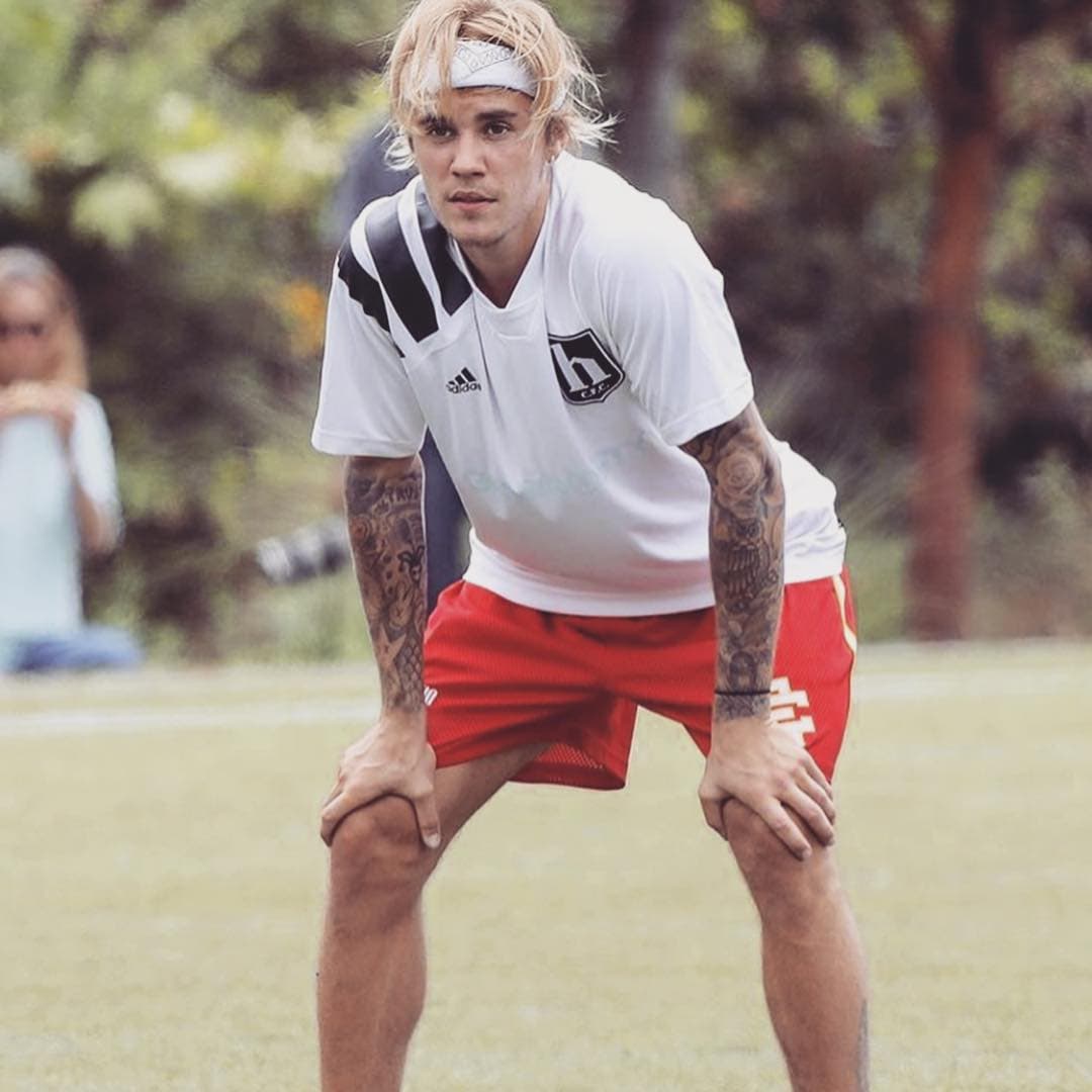 Sin embargo, aún queda un asunto por atender para Justin, quien tras una larga relación con Selena Gómez que enfrentó varias rupturas, aún lleva en la piel a su expareja, literalmente.