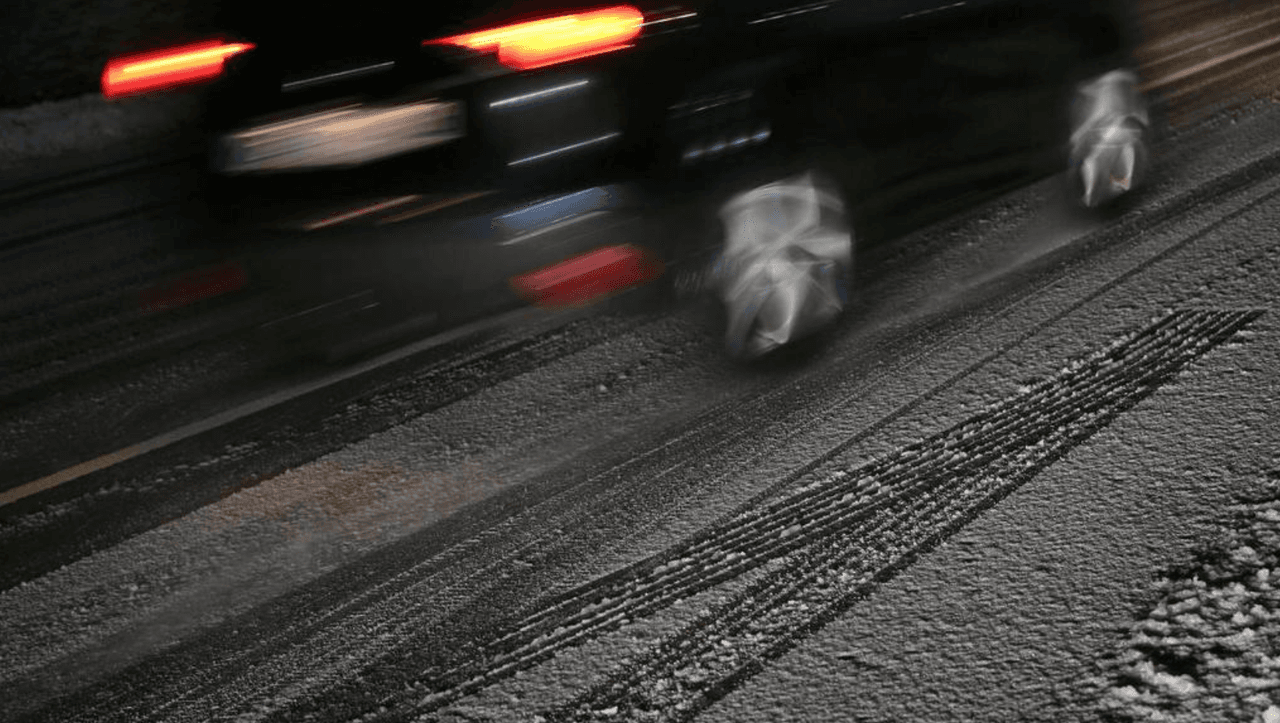 Advierten a conductores tener precaución el lunes por la mañana por las acumulaciones de nieve de la noche