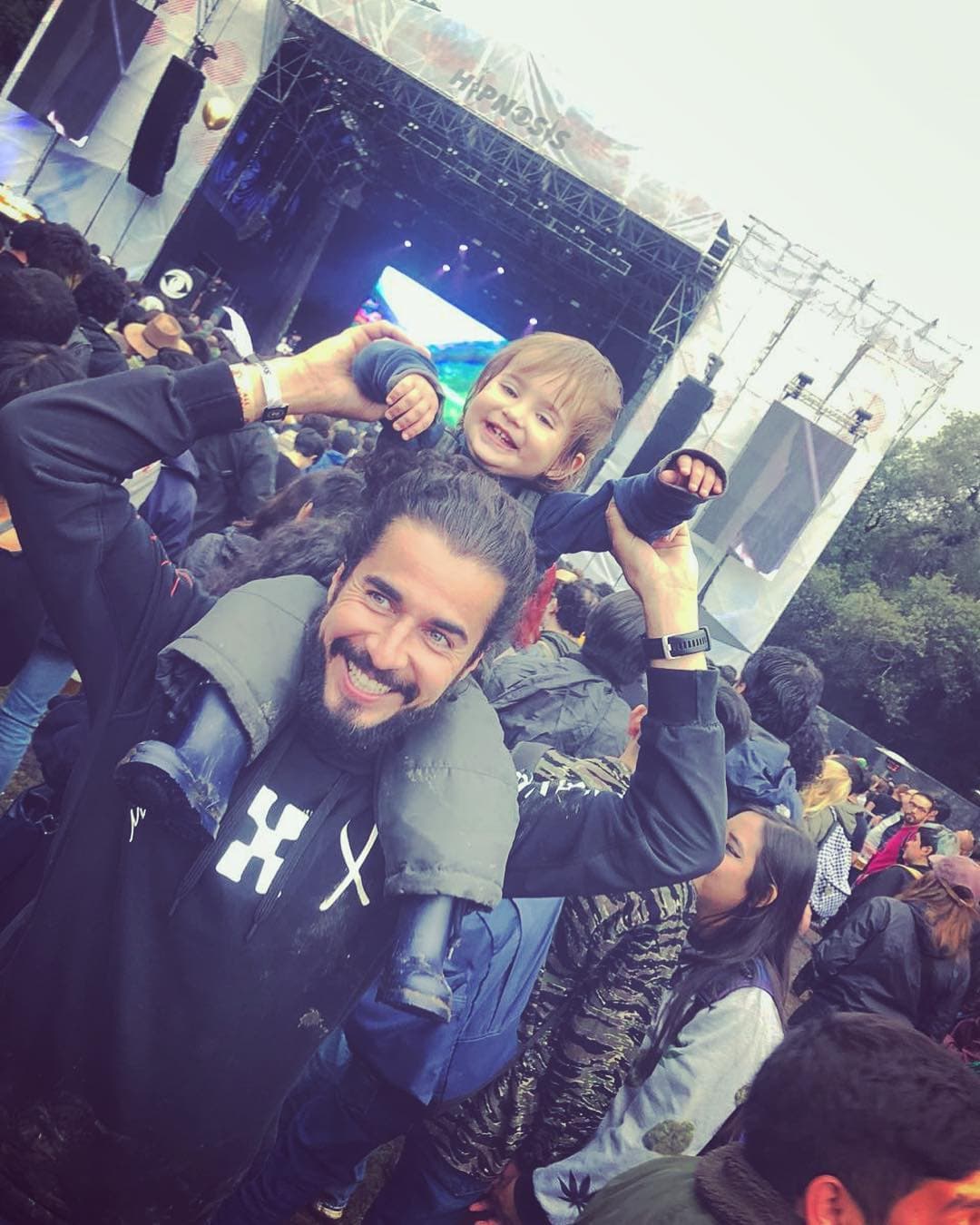 Michelle Renaud no dudó en contestar a dicho comentario: "
<b>¿Los bebés? Ellos solo sufren si los papás sufren</b> o les meten ideas en la cabeza, sino, los niños se acoplan a todo lo nuevo y más si es manejado con amor".