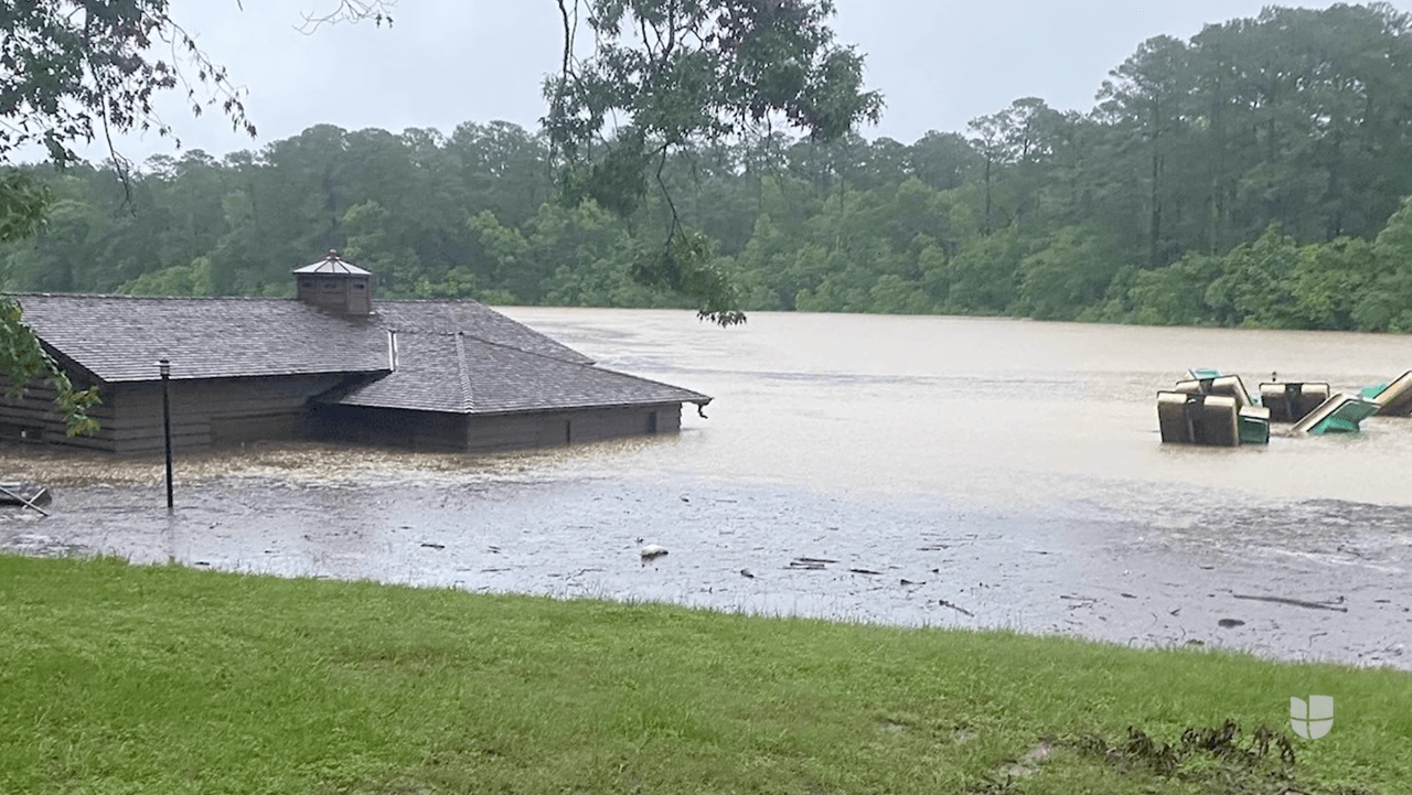 Viviendas quedaron bajo el agua, tras desbordarse algunos ríos y cauces en los condados Harris y Polk.