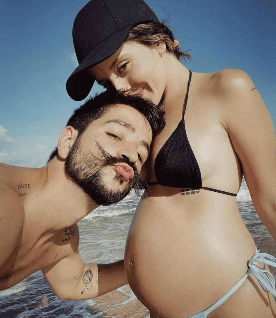 La pareja compuso la canción pensando en la llegada de Índigo, y dejó ver a sus seguidores la reacción de su familia ante la noticia.