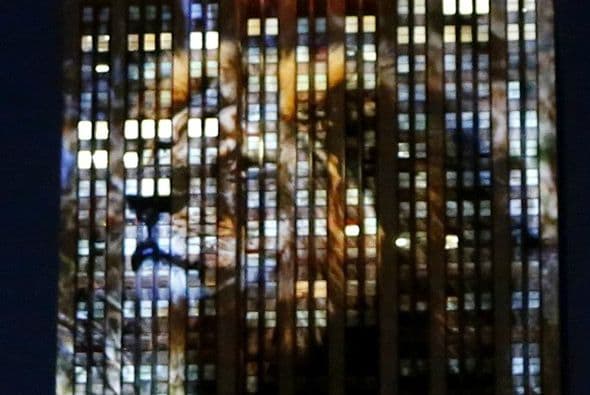 La imagen de Cecil el león fue proyectada en el edificio del Empire State el sábado por la noche.
