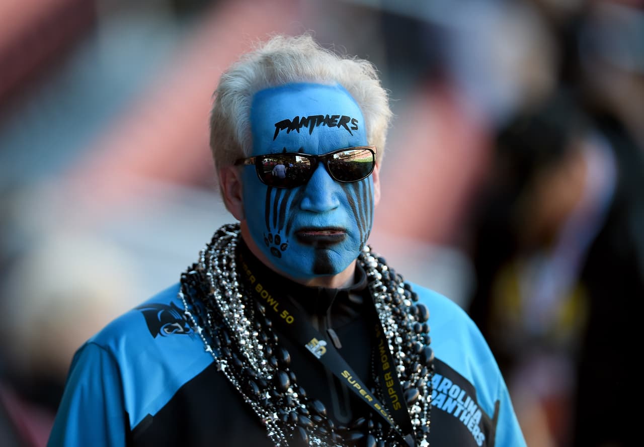 Miles de fanáticos se dieron cita en el estadio Levi’s para disfrutar del Super Bowl 50, el evento deportivo más costoso en la historia de EEUU.